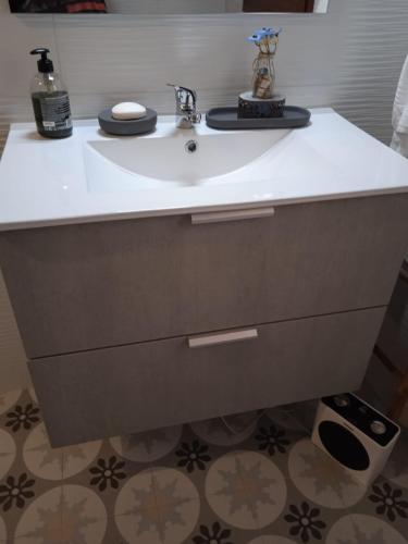 a bathroom with a white sink and a counter at Apartamento Turístico El Empedrado de M&G in Colmenar de Oreja