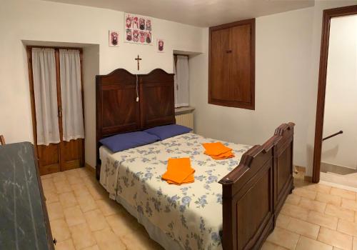 um quarto com uma cama com uma cruz em La casa di UGO em Ciglione