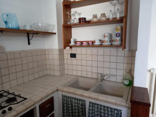 een keuken met een wastafel en een aanrecht bij CASA LOLA in Livorno