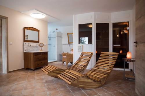 two lounge chairs in a room with a mirror at Ferienhof Schnurrum in Emmelsbüll-Horsbüll