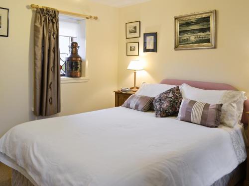1 dormitorio con 1 cama blanca grande y ventana en Ashlyn, en Whitehills