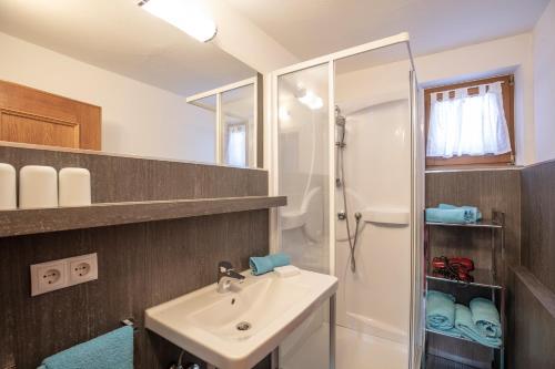 Bilik mandi di Ferienhaus Oberried