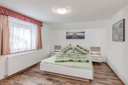 レンゲンフェルトにあるFerienhaus Oberriedの白いベッドルーム(ベッド1台、窓付)