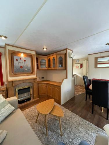 un salon avec un canapé et une table dans l'établissement Le Murmont, à Thonnance-lès-Joinville