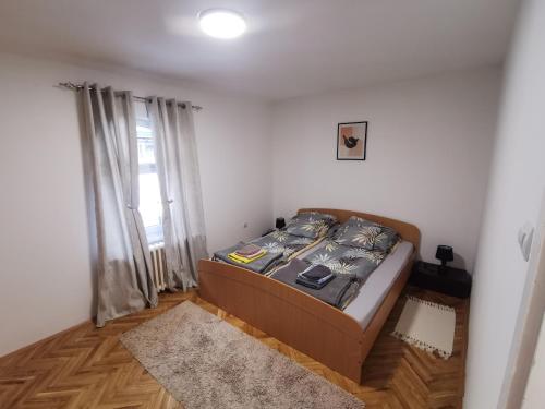 スボティツァにあるNacional 2 apartmanのベッドルーム(ベッド1台、窓付)