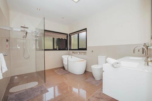 A bathroom at 4BD large cottage w Amazing farm view