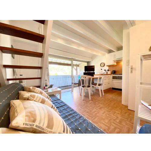 un salon avec un canapé et une cuisine dans l'établissement Appartement duplex hyper bien placé plages à 2 pas Carnac plage, à Carnac