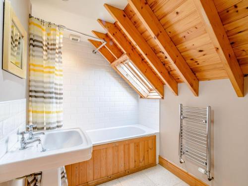 a bathroom with a sink and a bath tub at Sir Francis Bigod - Uk31993 in Staithes