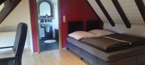 un piccolo letto in una camera con lavandino di Ferienwohnung am Niederrhein a Kevelaer
