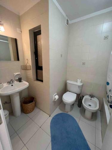 een badkamer met een toilet en een wastafel bij Brand new apartment in the heart of Saint Julians in Tal-Għoqod