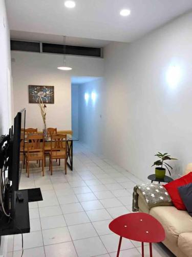 een woonkamer met een bank en een tafel bij Brand new apartment in the heart of Saint Julians in Tal-Għoqod