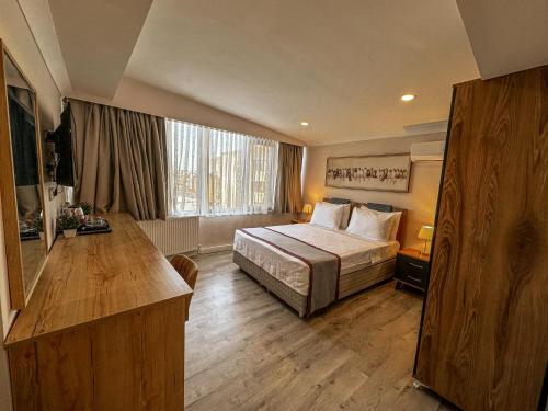 um quarto de hotel com uma cama e uma grande janela em MY SUITE em Yalova