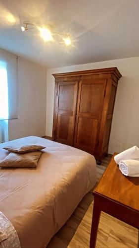 een slaapkamer met een bed en een houten kast bij Casetta ruta camogli in Camogli