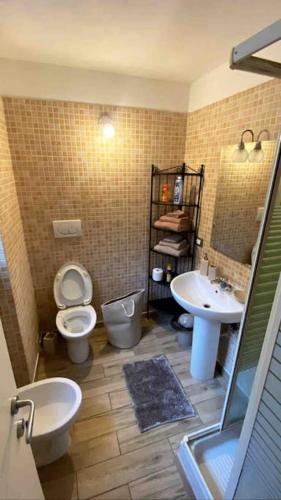 uma casa de banho com um WC e um lavatório em Casetta ruta camogli em Camogli