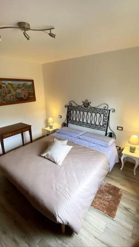 een slaapkamer met een groot bed in een kamer bij Casetta ruta camogli in Camogli