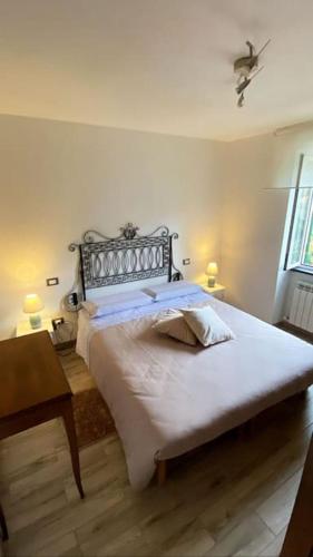 um quarto com uma cama grande e uma mesa em Casetta ruta camogli em Camogli