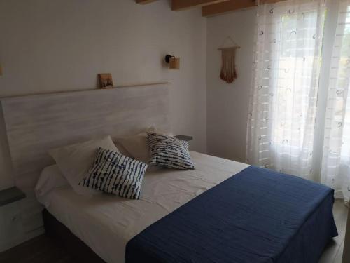 uma cama com duas almofadas num quarto em Pied à terre familial au pied du Luberon em Mérindol