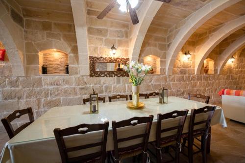 Gallery image of Ta' Gigi 5 Bedroom Farmhouse with Private Pool in Għarb