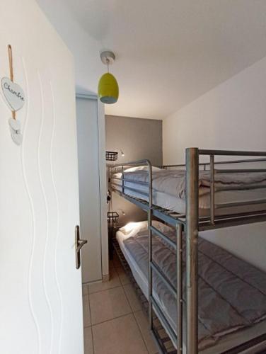 une chambre avec deux lits superposés dans une pièce dans l'établissement Le Gîte de Marilou classé 3 étoiles Vallon Pont d'Arc, résidence privée piscine, à Vallon-Pont-dʼArc