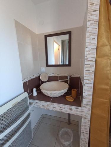 une salle de bain avec une baignoire et un miroir dans l'établissement Le Gîte de Marilou classé 3 étoiles Vallon Pont d'Arc, résidence privée piscine, à Vallon-Pont-dʼArc