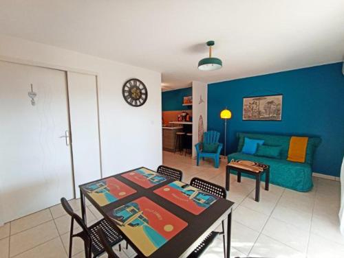 ein Wohnzimmer mit einem Tisch und einem Sofa in der Unterkunft Le Gîte de Marilou classé 3 étoiles Vallon Pont d'Arc, résidence privée piscine in Vallon-Pont-dʼArc