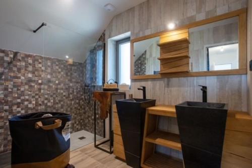 - Baño con 2 lavabos en una habitación en BURON FRANCk, en Aubrac