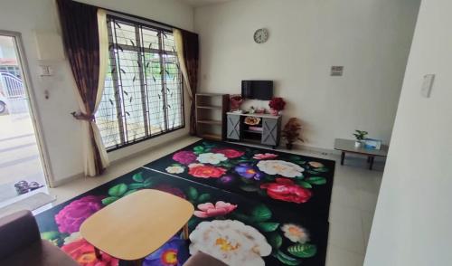 a room with a flower carpet on the floor at HOMESTAY AT-TAQWA BATU PAHAT in Batu Pahat