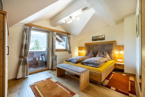 a bedroom with a bed and a window at Appartement Jäger in Flachau