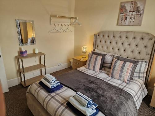 1 dormitorio con 1 cama grande y toallas. en hewitt place, en Crewe