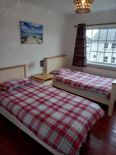 1 dormitorio con 2 camas y ventana en 13 Pearse Tce., en Sligo