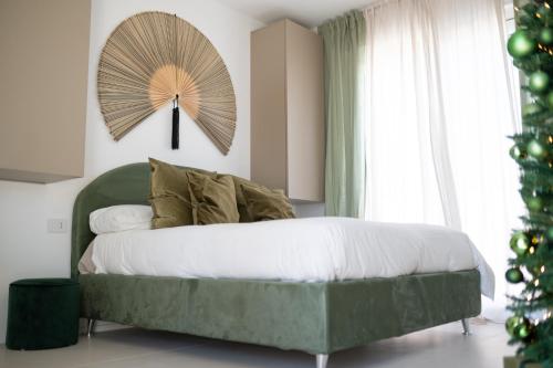 1 dormitorio con 1 cama y ventilador en la pared en D'olivo Home - Luxury Suite, en Bari