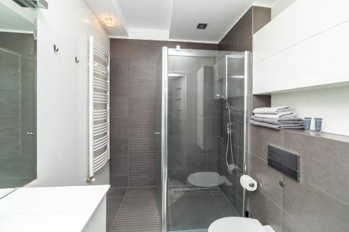 a bathroom with a shower and a toilet at Apartament Modern w Albatross Towers Gdańsk in Gdańsk