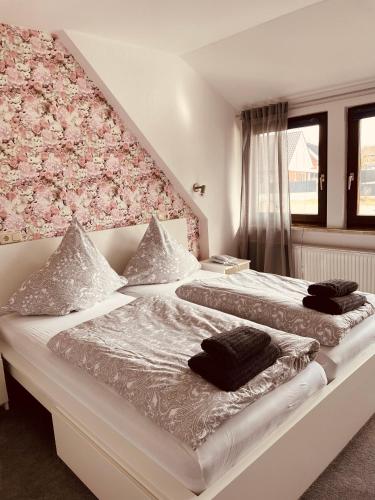 a bedroom with two beds with pillows on them at Zum Deutschen Heinrich in Gifhorn