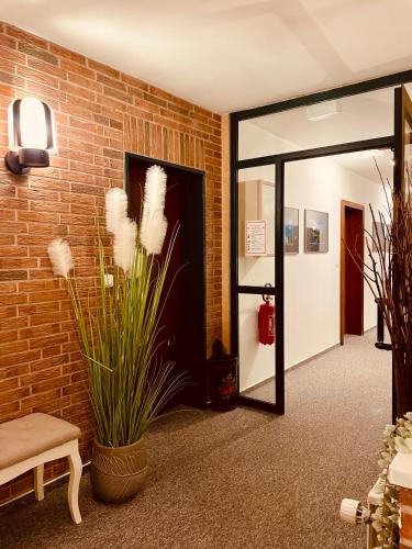 a lobby with a mirror and a brick wall at Zum Deutschen Heinrich in Gifhorn