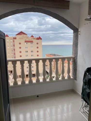 balcón con vistas al océano y a los edificios en Oasis Paradise Apartment La Manga en La Manga del Mar Menor