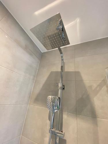 eine Dusche mit Duschkopf im Bad in der Unterkunft Spectacular Modern, Brand-New, 1 Bed Flat, 15 Mins Away From Central London in Hendon