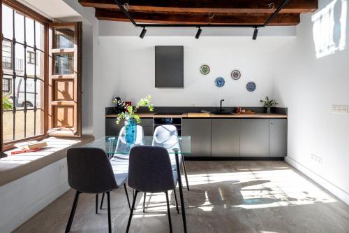 Virtuve vai virtuves zona naktsmītnē Apartamentos Realejo - diseño, confort y encanto en el centro histórico de Granada