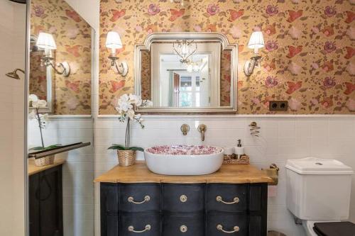 A bathroom at CH Elvira Luxury Apartment