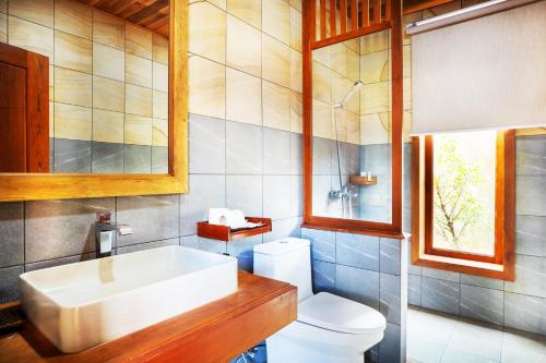 uma casa de banho com um lavatório e um WC em KNN Luxury Hill em Sen Monorom