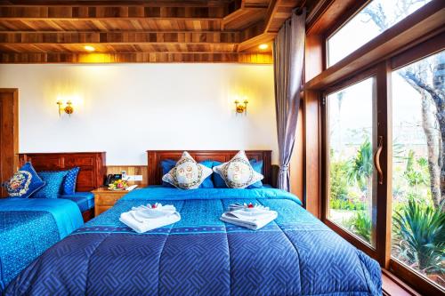 um quarto com 2 camas e uma janela em KNN Luxury Hill em Sen Monorom