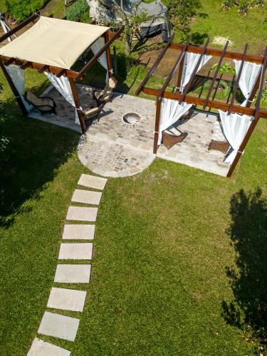 an overhead view of a picnic table in a yard at Umani Pousada in Bento Gonçalves
