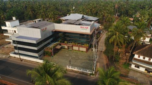 an overhead view of a building with palm trees at Balaji Regency Kanhangad in Kānnangād