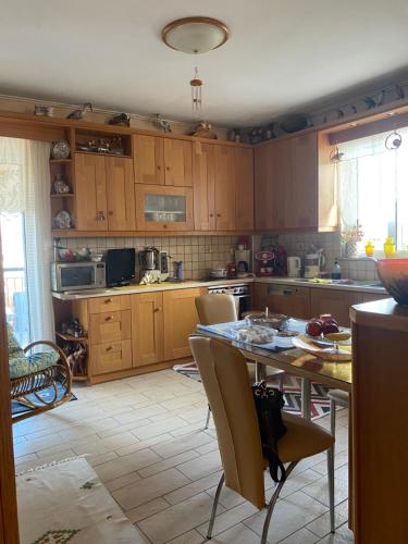 Πηνελόπη Apartment 3-bed flatにあるキッチンまたは簡易キッチン