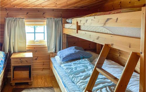 1 dormitorio con 2 literas en una cabaña de madera en Lovely Home In Stavang With House Sea View, en Stavang
