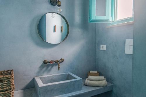 bagno con lavandino e specchio di Natural House a Favignana