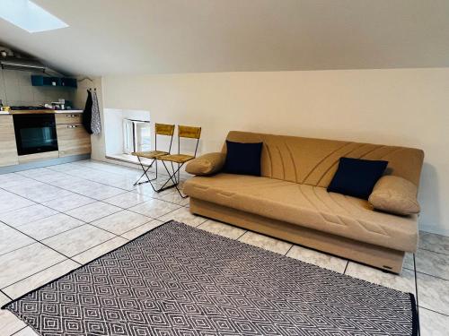 a living room with a couch and a kitchen at Comfort Rooms Vinum in Civitanova Marche
