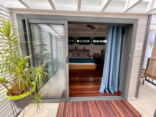 vistas a un dormitorio desde el balcón de una casa en Le ti Kabanon Du Lagon, en La Saline-Les-Bains