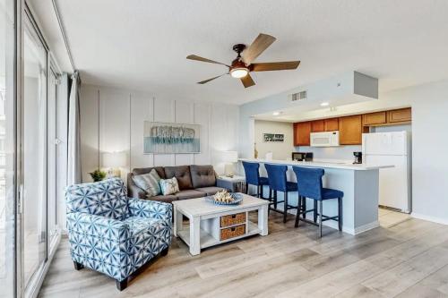 sala de estar con sofá, mesa y cocina en DW-Sandpiper 407-Resort Style Condo w/ Great Views, en Fort Walton Beach