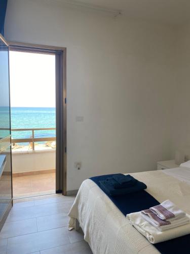 Ένα ή περισσότερα κρεβάτια σε δωμάτιο στο Casa in Salento sul mare con terrazze panoramiche