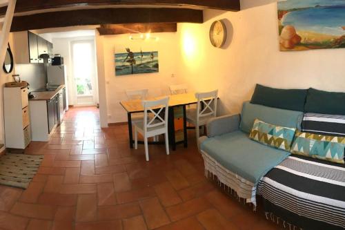 Cette chambre comprend un lit, une table et une cuisine. dans l'établissement La Petite Mer’veille, à Sainte-Maxime